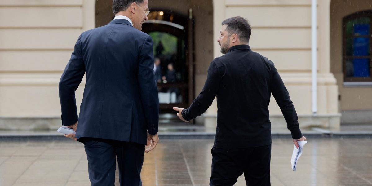 Mark Rutte NATO-főtitkár és Volodimir Zelenszkij ukrán elnök  2026. június 3-án Kijevben.  Az orosz hadiipari termelés miatt Európának magasabb védelmi készenlétre kell berendezkednie