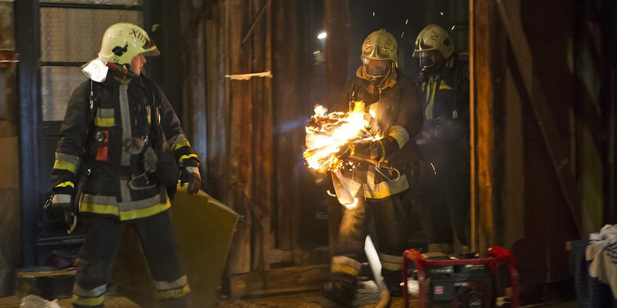 A tűzeset helyszínéről egy férfit sérülésekkel szállítottak kórházba. MTI Fotó: Lakatos Péter