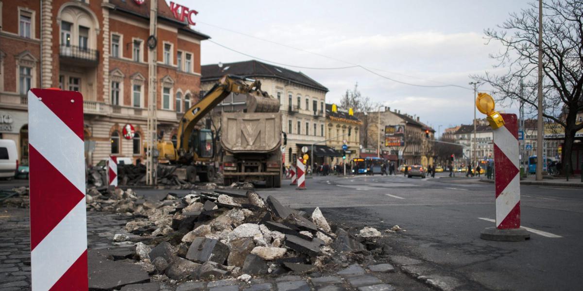 Munkagép dolgozik a fővárosi Széll Kálmán téren január 12-én. MTI Fotó: Marjai János