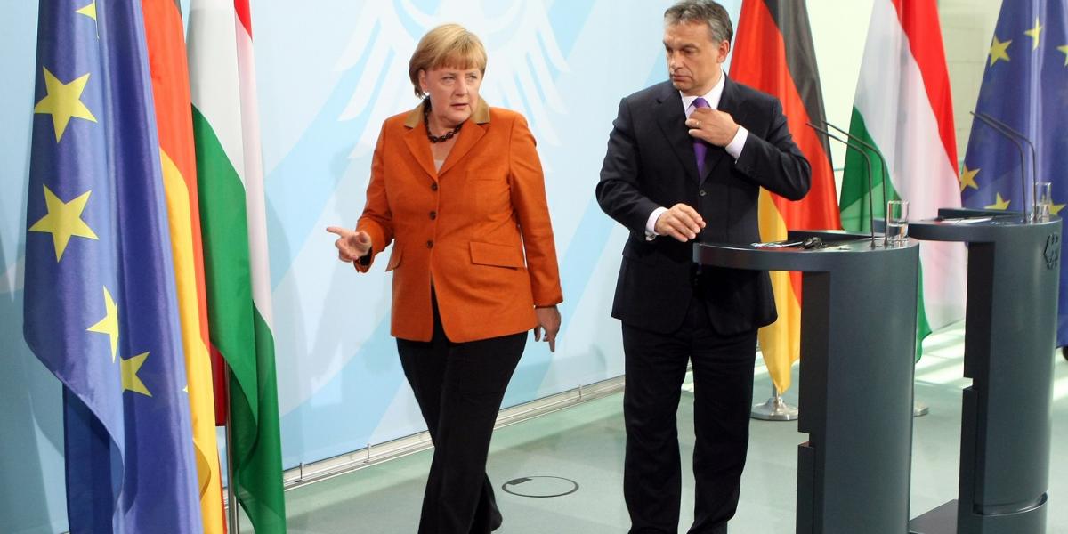 Orbán és Merkel 2012 októberében: jé, egy hölgy, most menjek utána vagy ne menjek… FOTÓ: EUROPRESS/GETTY IMAGES/ADAM BERRY