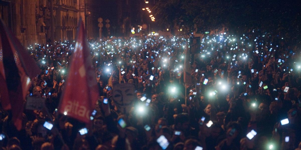 Fotó: A netadó elleni tüntetésre összegyűlt tömeg/Népszava 