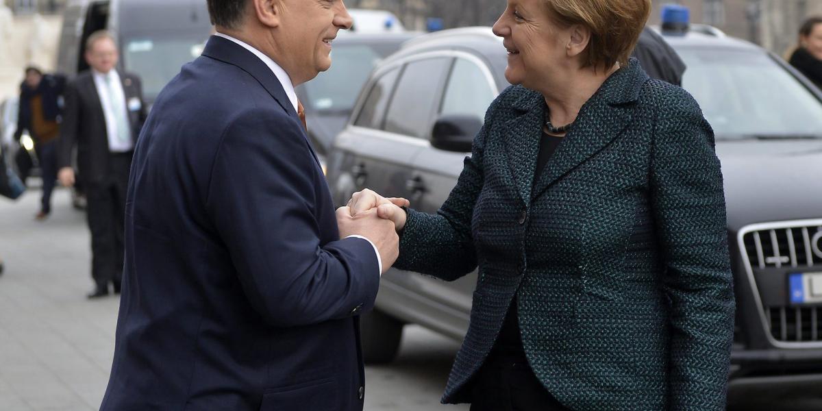 Orbán Viktor miniszterelnök fogadja a hivatalos látogatáson Budapesten tartózkodó Angela Merkel német kancellárt a Parlament fől