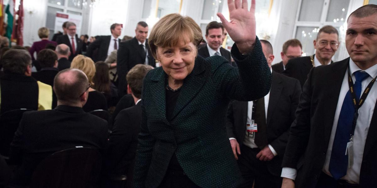 Merkel kancellár látogatása után világossá vált, hogy Orbán választásra kényszerül, és véget kell vessen az eddigi kettős játékn