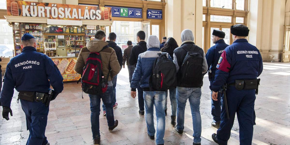 Intézkedő rendőrök elviszik a Keleti pályaudvarról a  vélhetően koszovói állampolgárságú határsértőket 2015. február 5-én. MTI F