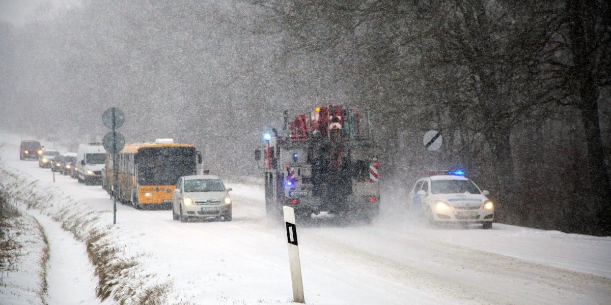 Rendőr irányítja a forgalmat a 61-es út bagolai emelkedőjénél, Nagykanizsa közelében. MTI Fotó: Varga György