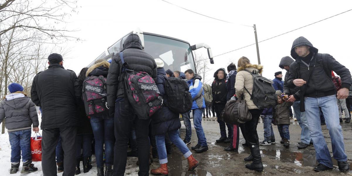 Feltartóztatott, albánul beszélő koszovói határsértők szállnak fel egy rendőrségi buszra. MTI Fotó: Kelemen Zoltán Gergely