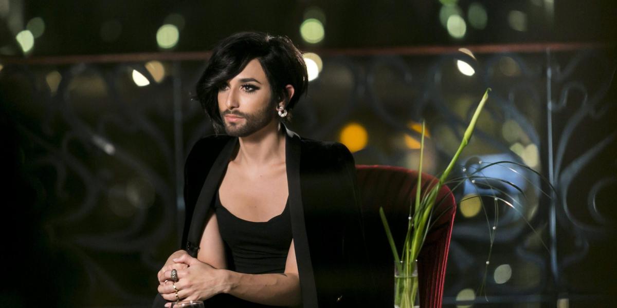 Conchita Wurst, a 2014-es Eurovíziós Dalverseny osztrák győztese, díszvendég várakozik a 16. Story Ötcsillag díjátadó gála kezdé