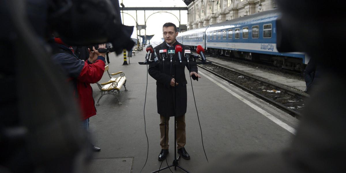 Rogán Antal, a Fidesz országgyűlési frakcióvezetője az illegális bevándorlásról tart sajtótájékoztatót a budapesti Keleti pályau