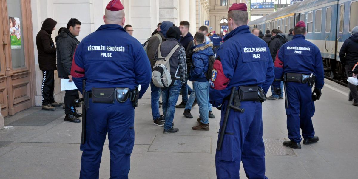 Rendőrök intézkednek a Keleti pályaudvaron feltartóztatott koszovói illegális bevándorlókkal szemben 2015. február 7-én. Százhar