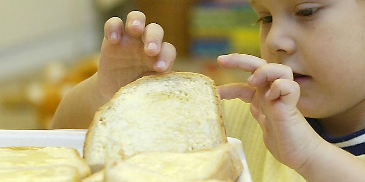 ,,Elkeserítő látni, ahogy egy hároméves kislány gyakorlott mozdulattal hasítja ki a többnapos, megszáradt kenyér héjából annak m