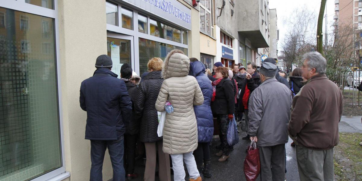 Tanácstalan emberek állnak sorba a Tokaj és Vidéke Takarékszövetkezet miskolci fiókja előtt 2015. február 26-án, hogy pénzükhöz,