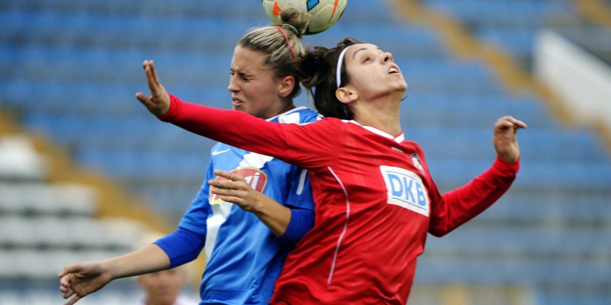 Demeter Réka (b) és Natasa Andonova a női labdarúgó Bajnokok Ligájában. MTI Fotó: Beliczay László