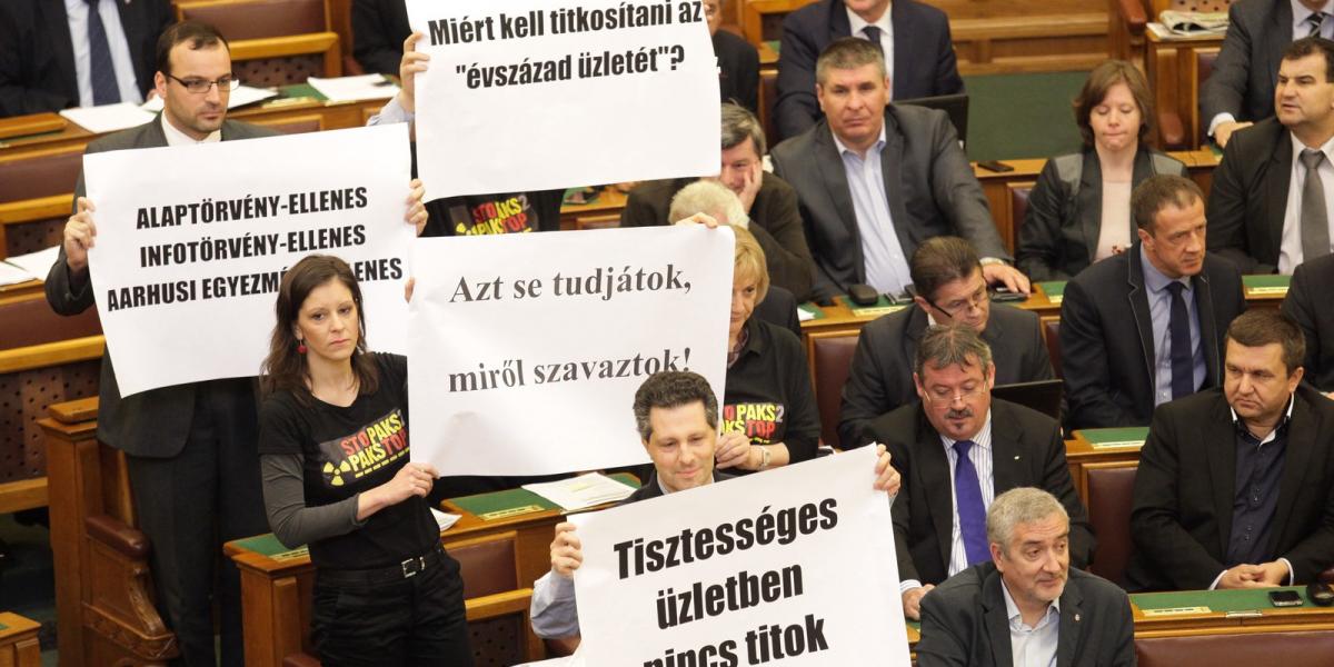 Az LMP-s képviselők sem értenek egyet az „évszázad üzletének” titkosításával, s véleményüket az ülésteremben is bemutatták FOTÓ: