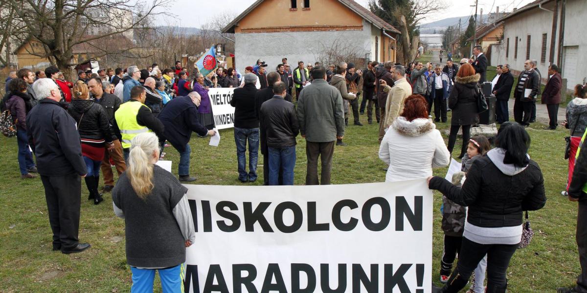  A Miskolcon zajló kitelepítések ellen tiltakoztak és jelképesen lezárták a telepre vezető egyik utcát élőlánccal és piros-fehér