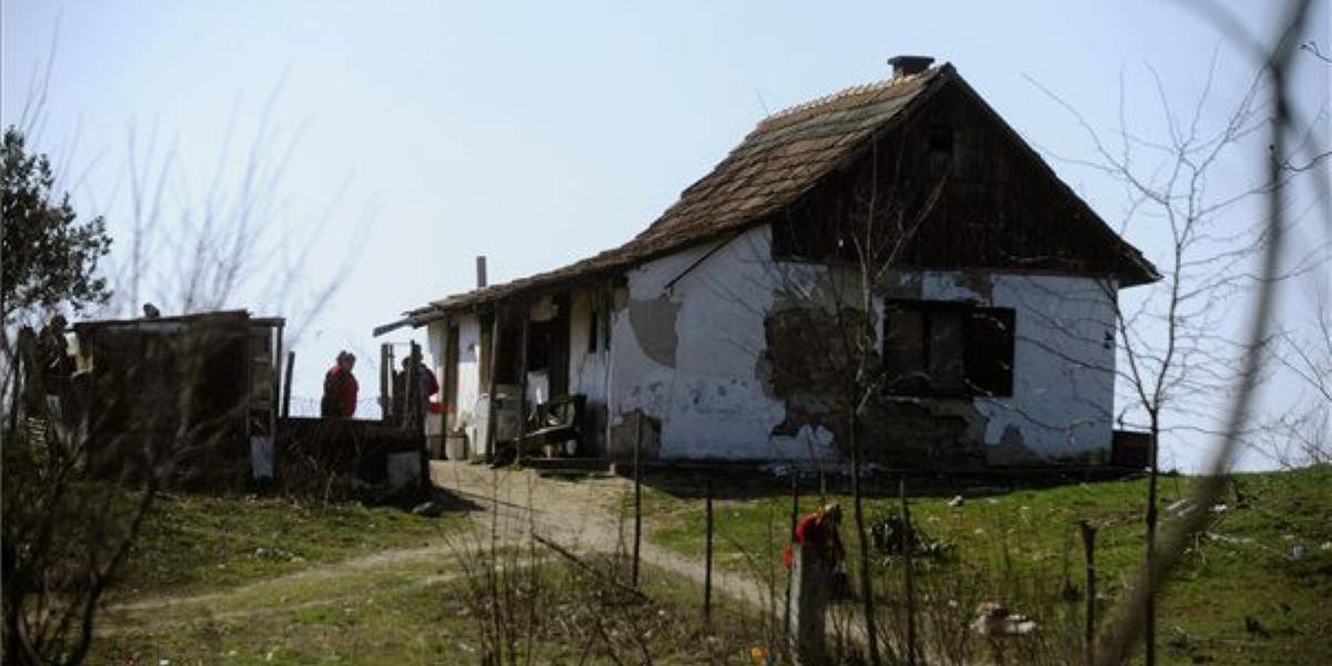 A lelőtt férfi háza. MTI Fotó: Mihádák Zoltán