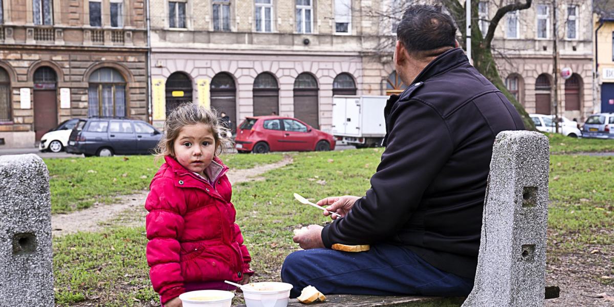 "Rituka" 2 éves, édesapja egyedül neveli. Egyetlen esélye a meleg ételre, ha eljönnek ide. 