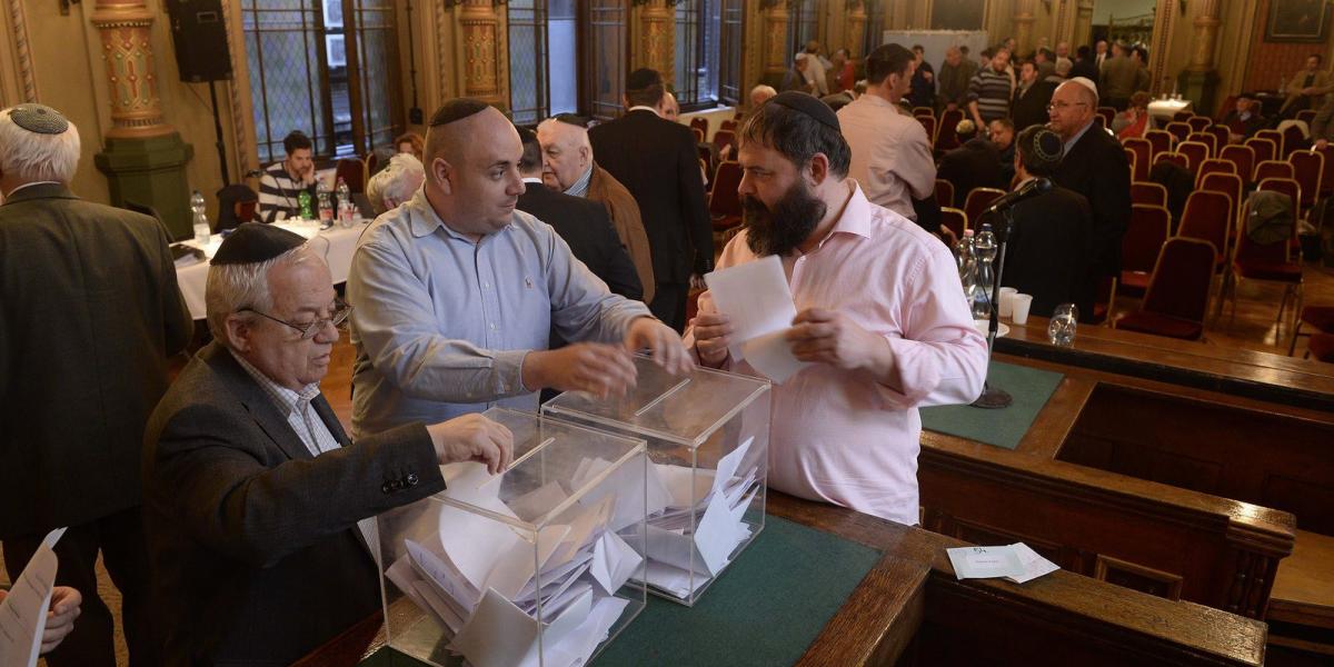 Küldöttek szavaznak a Budapesti Zsidó Hitközség (BZSH) tisztújító közgyűlésén a BZSH Síp utcai székházában 2015. március 26-án. 