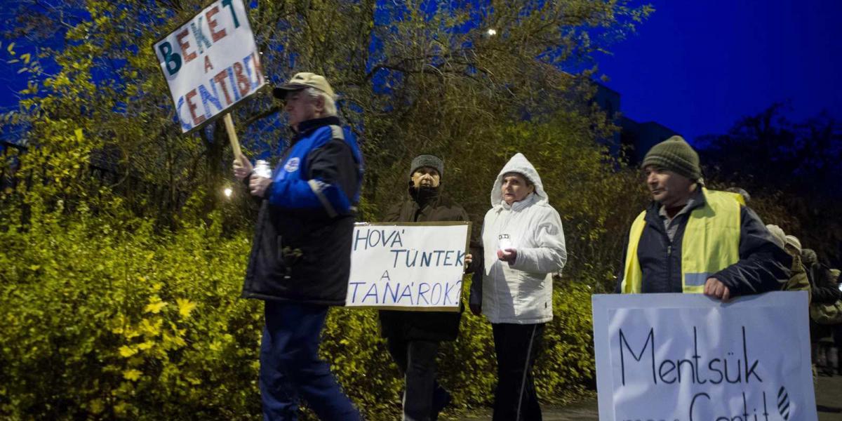 A Centenáriumi általános iskolánál tegnap az új igazgató kinevezése ellen tiltakoztak FOTÓ: BIELIK ISTVÁN