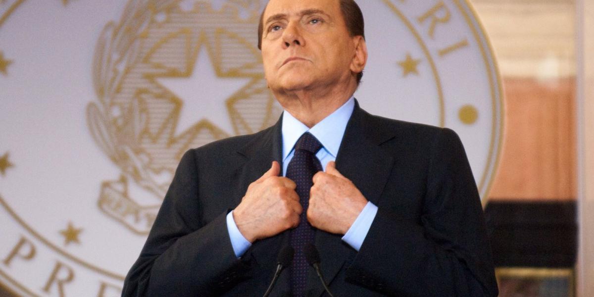 Berlusconi mintha azt sugallná: „az állam én vagyok!” FOTÓ: EUROPRESS/GETTY IMAGES/GIORGIO COSULICH