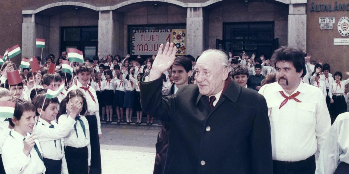 Magyarország, Budapest XIII. Fiastyúk (Thälmann) utca 47-49., Kádár János látogatása a 2 sz. Általános Iskolában (ma Hegedűs Géz