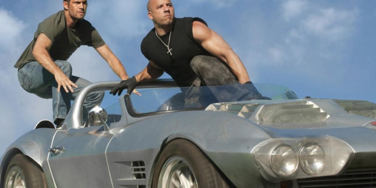 Paul Walker és Vin Diesel a több részben szereplő kék Nissan GTR-rel az utolsó közös filmben FORRÁS: UIP-DUNA FILM