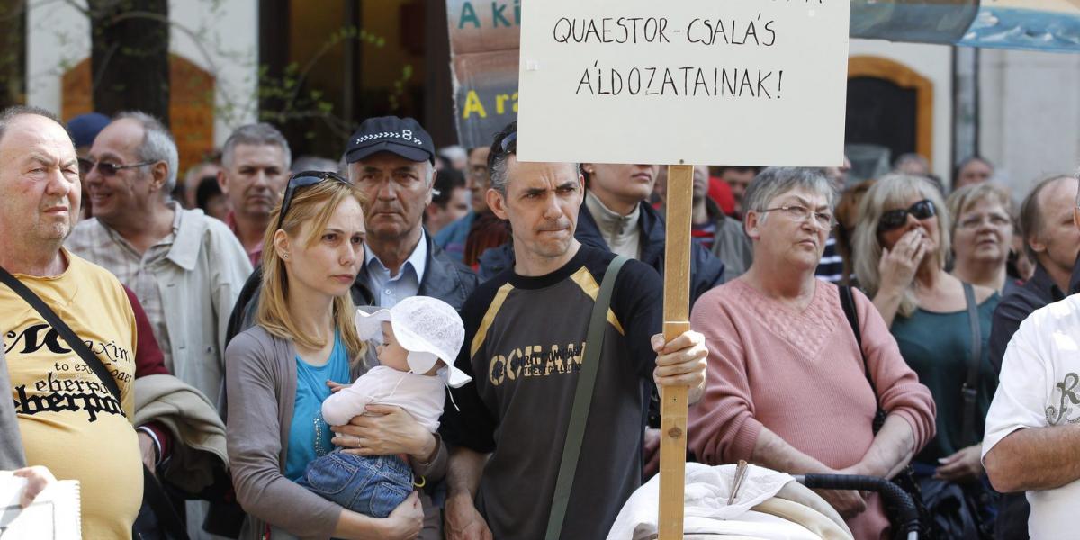 Quaestor-károsultak demonstrációja a fővárosi Báthory utcai székháza előtt. MTI Fotó: Szigetváry Zsolt