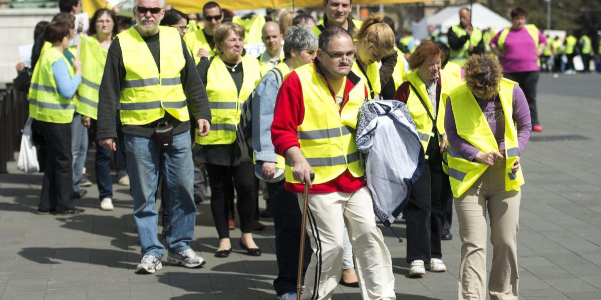  Résztvevők a CÉHálózat demonstrációján, amelyen fogyatékossággal élő emberek és civilek tiltakoztak a szerintük igazságtalan fi