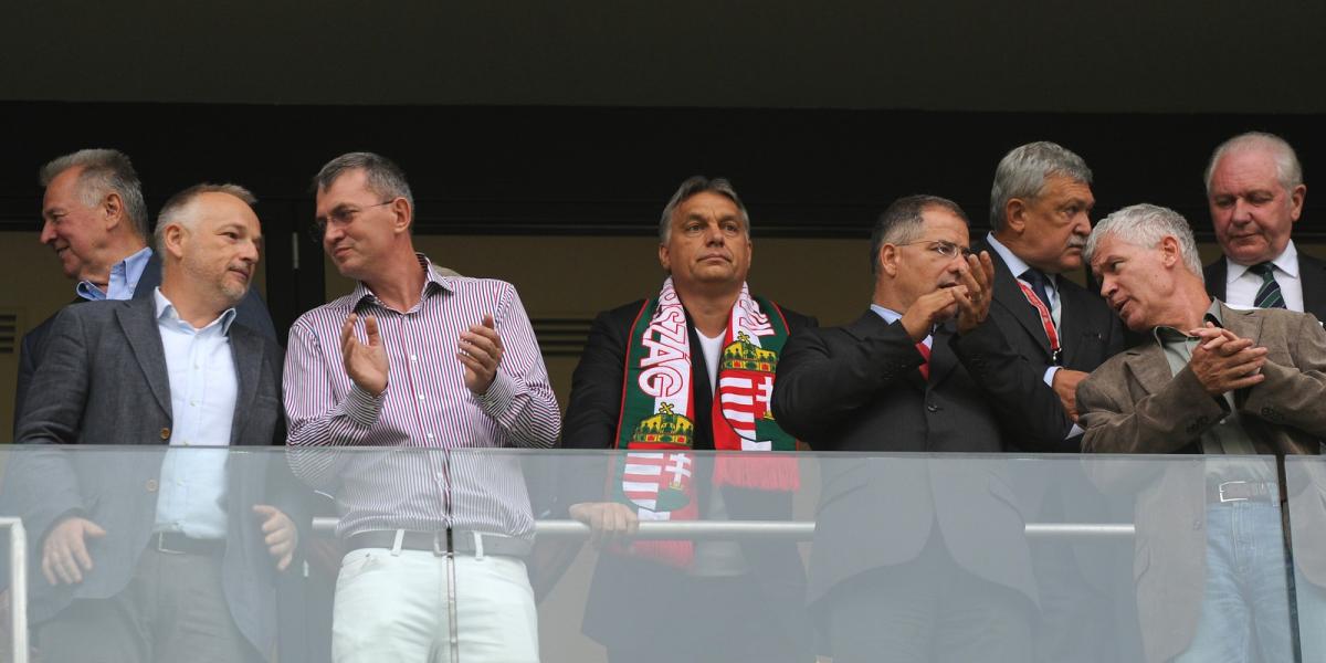 Orbán jobbján Garancsi István, aki épp Hernádi Zsolt Mol-vezérrel, egykori cégtársával beszélget. De mit keres ebben a fi deszes