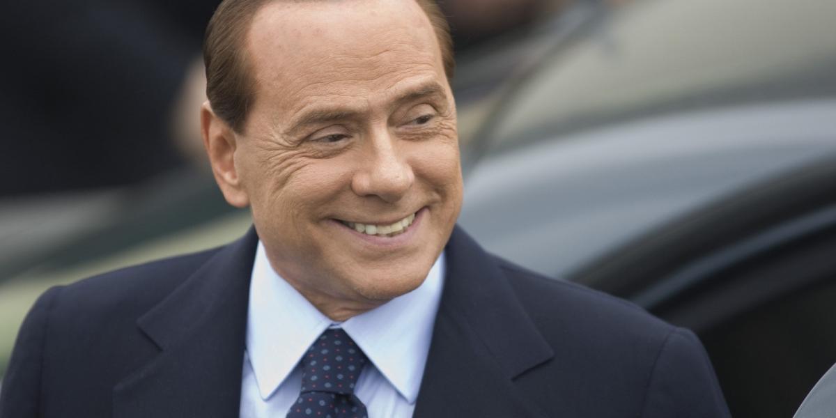 Talán most ráfagy a mosoly Berlusconi arcára. Fotó: Getty Images.