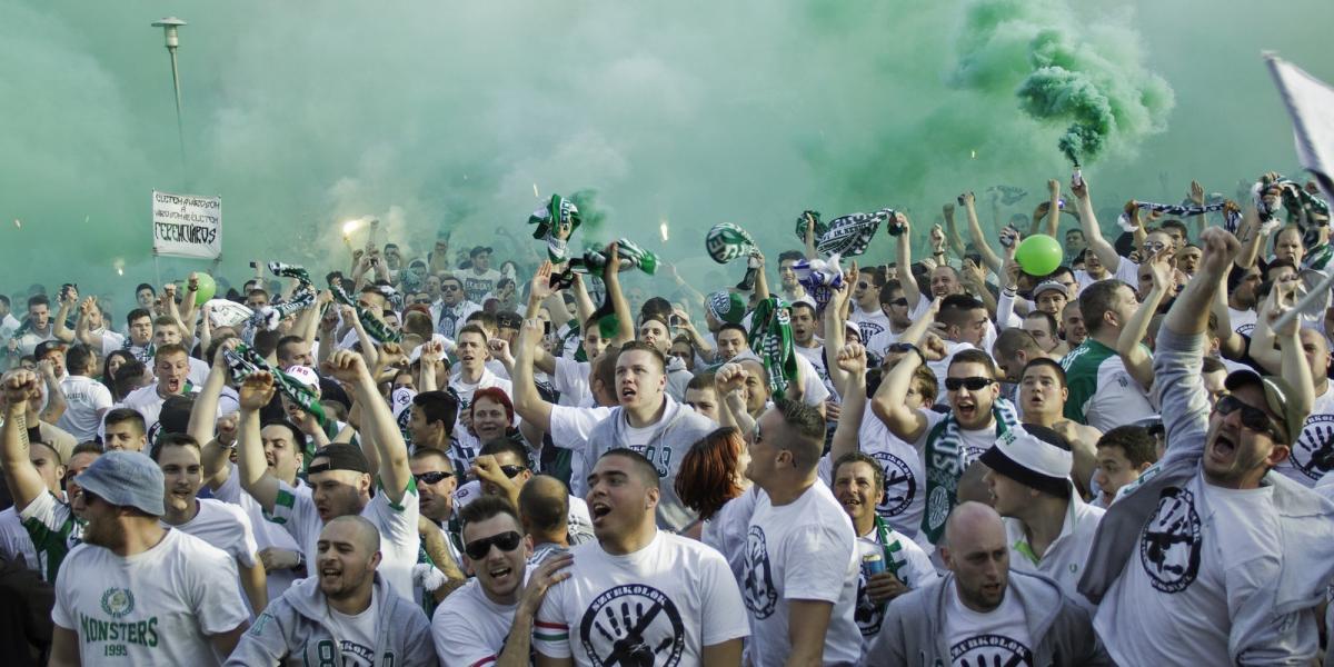 A stadionon kívül drukkoltak a Szurkolók Személyiségi Jogok Nélkül mozgalom tagjai előző vasárnap, a Ferencváros–Újpest rangadón