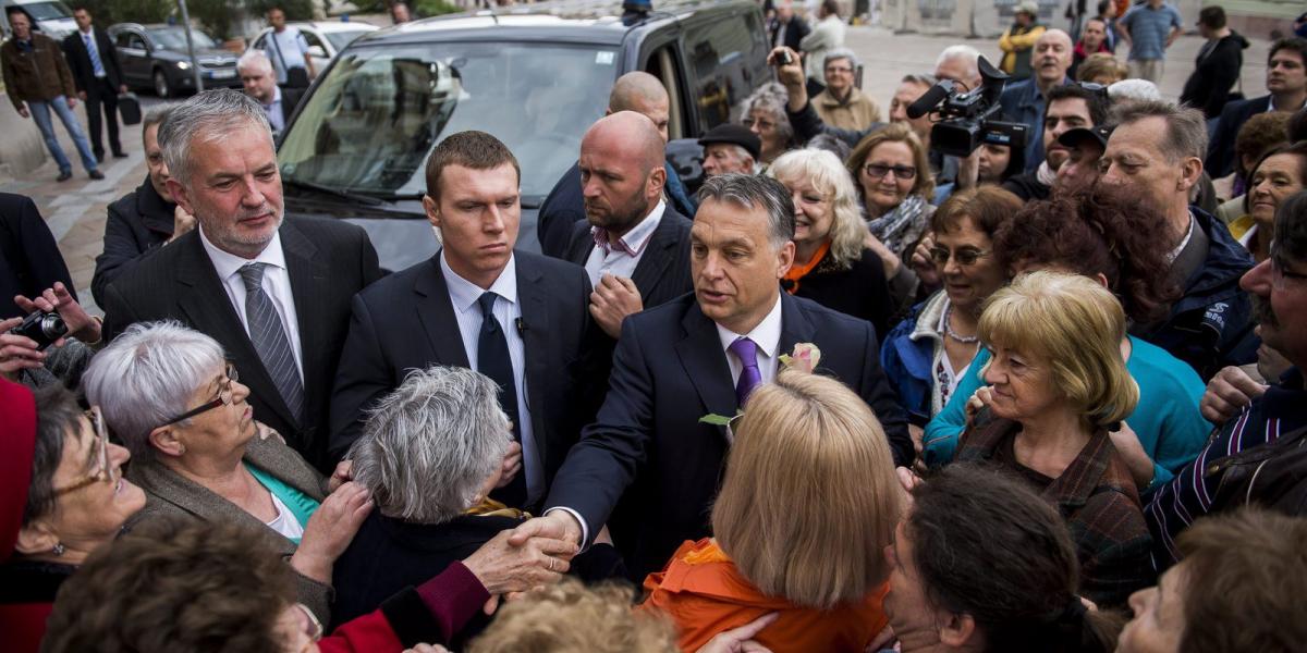 Orbán Viktor miniszterelnököt (k) szimpatizánsai fogadják a pécsi Széchenyi téren 2015. április 28-án. A kormányfő a Modern Váro