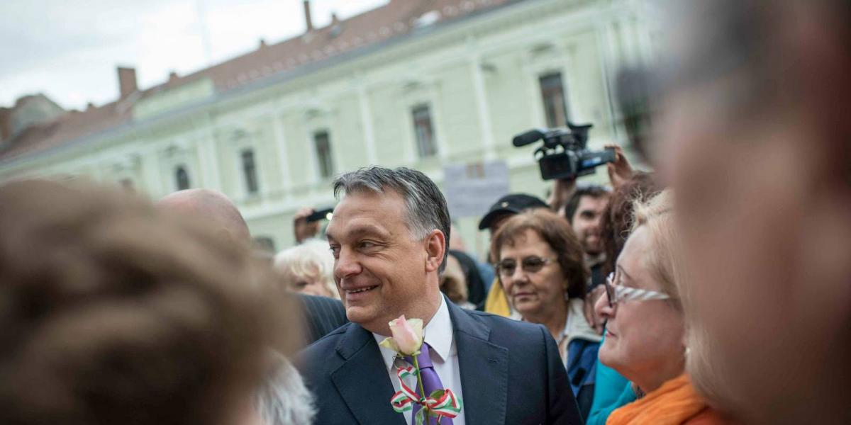 Orbán a rajongók körében Pécsett. Forrás: Facebook/Orbán Viktor