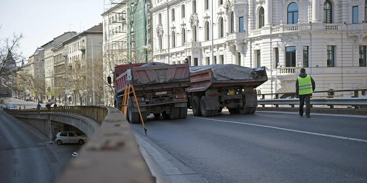 A Nyugati téri felüljárót újítják fel április 12-én. MTI Fotó: Lakatos Péter