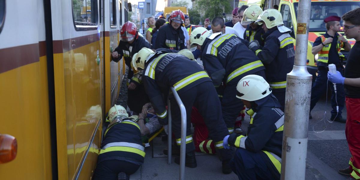 Tűzoltók emelnek ki egy férfit a 2-es villamos alól, a főváros IX. kerületében, a Soroksári út 62. előtt MTI Fotó: Mihádák Zoltá