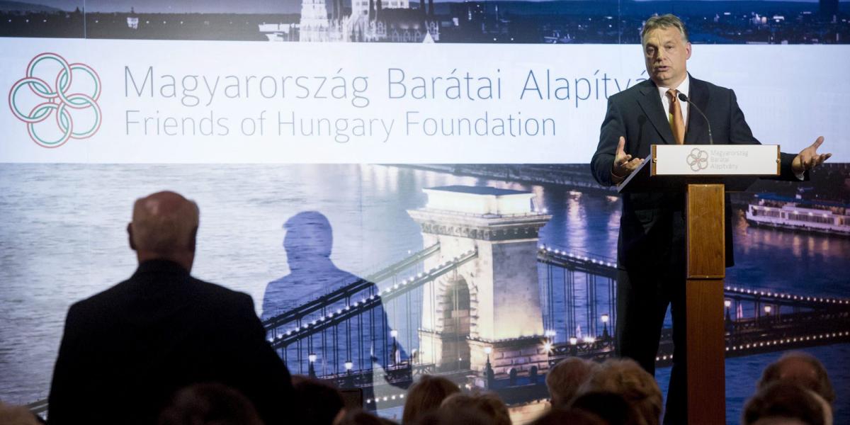 Orbán Viktor miniszterelnök kérdésre válaszol a Magyarország Barátai Alapítvány második világtalálkozóján a budapesti Vigadóban 