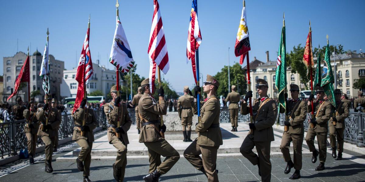 Alaki bemutató a honvédség vitéz Szurmay Sándor Budapest Helyőrség Dandárja helyőrségi tavaszi szemléjén a fővárosi Hősök terén 