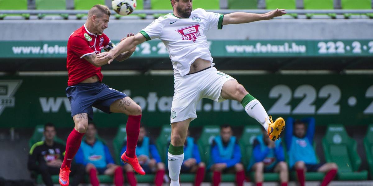 A ferencvárosi Böde Dániel és Szolnoki Roland, a Videoton játékosa a labdarúgó OTP Bank Liga harmincadik, utolsó fordulójában ví