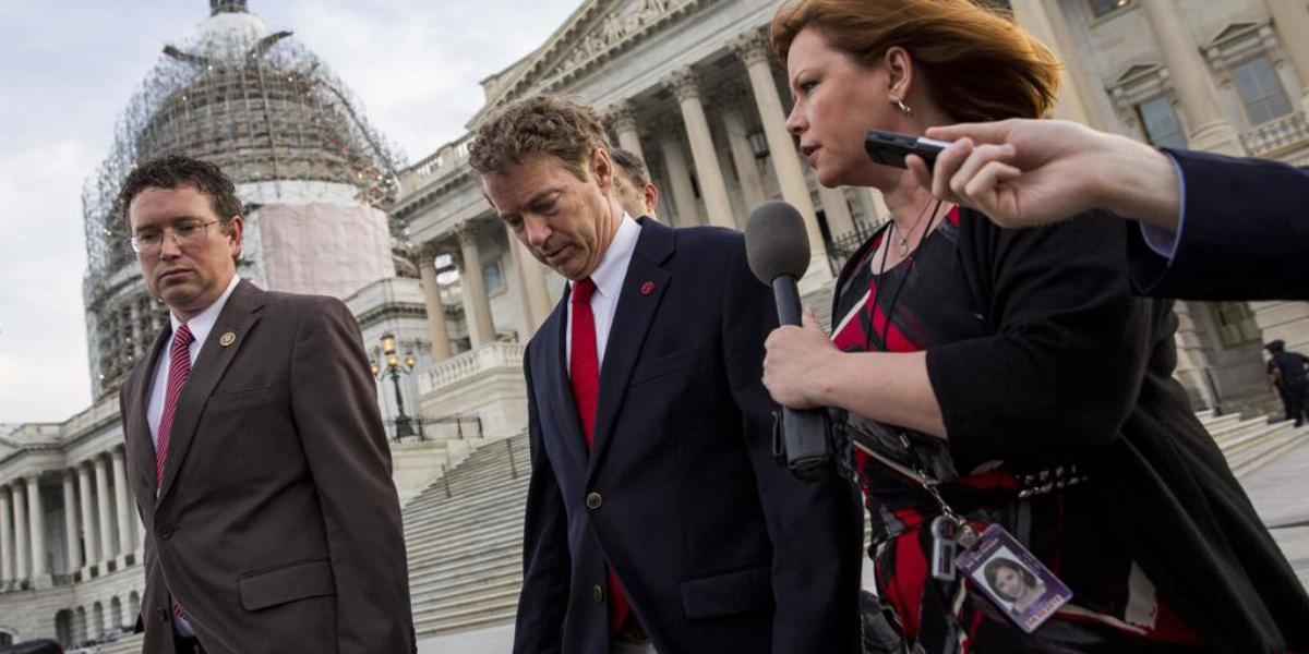 Rand Paul szenátor (középen) kétes értékű győzelme után távozik a Capitoliumról FOTÓ: EUROPRESS/GETTY IMAGES/DREW ANGERER