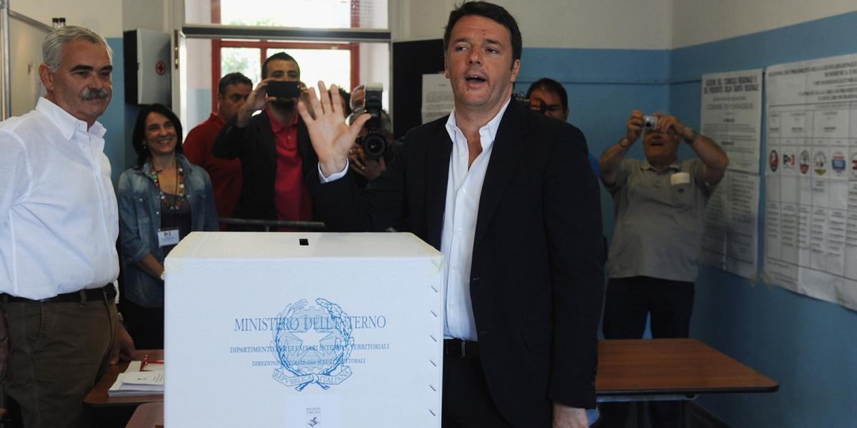 A képen épp Matteo Renzi szavaz. FOTÓ: Laura Lezza/Getty Images