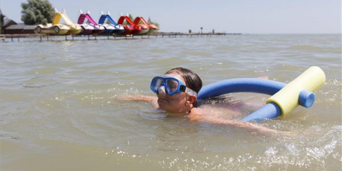 A keszthelyi strand vize kifogástalan. MTI Fotó: Varga György