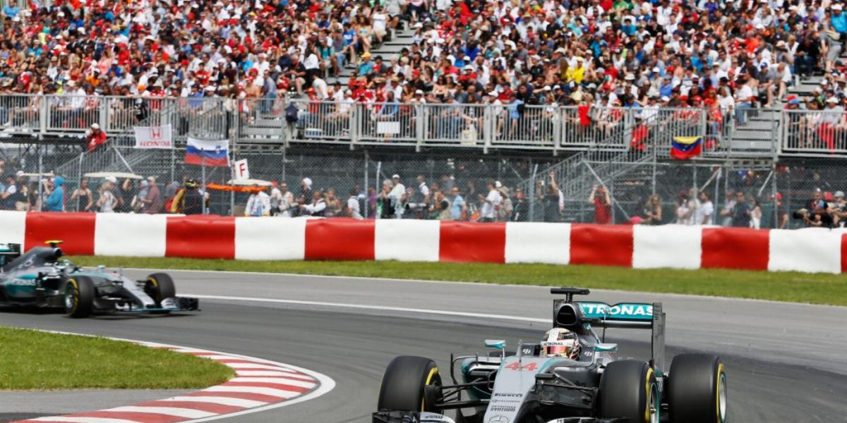 Nico Rosberg (hátul) legutóbb Monacóban szerencsével nyert, de Kanadában ismét Lewis Hamilton (elöl)
végzett az élen, hiába üld