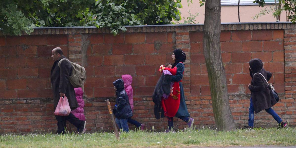  Egy menekült család a szerb-magyar határhoz közeli kisvárosban, Magyarkanizsa egyik utcájában 2015. május 21-én. MTI Fotó: Moln