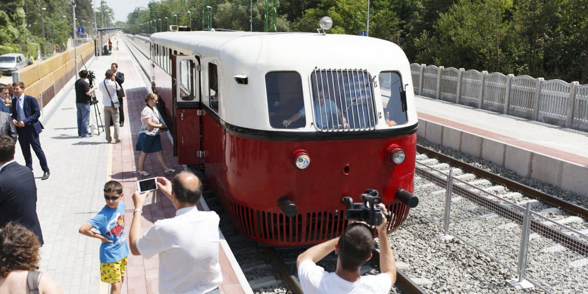 Nosztalgiavonat halad a korszerűsített, Lepsény és Szántód-Kőröshegy közötti vasúti vonalszakaszon. MTI Fotó: Varga György