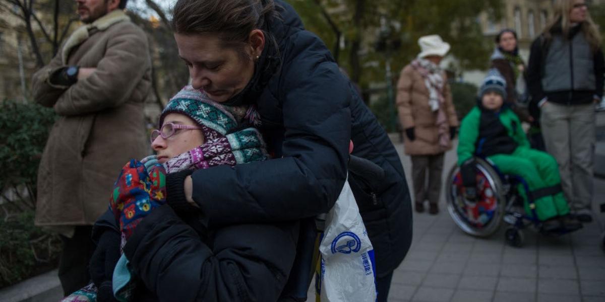 Ápolási díj helyett minimálbérért tüntettek tegnap a Vértanúk terén a fogyatékosokat gondozó családtagok FOTÓ: BIELIK ISTVÁN