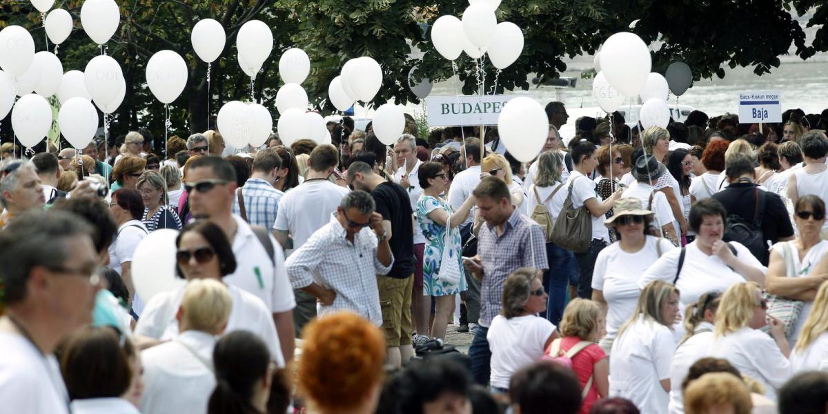 A Magyar Egészségügyi Szakdolgozói Kamara vonulós demonstrációjának résztvevői gyülekeznek a belvárosi Jászai Mari téren 2015. j