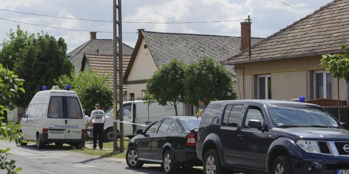 Rendőrök biztosítják a helyszínt Balmazújvárosban, ahol egy családi házban megölte feleségét és két fiát, majd magával is végzet