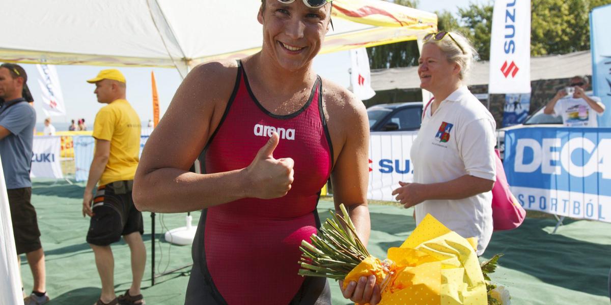 Risztov Éva olimpiai bajnok úszónő, a Révfülöpről indult Balaton-átúszás második helyezettje, a női verseny győztese beérkezik a