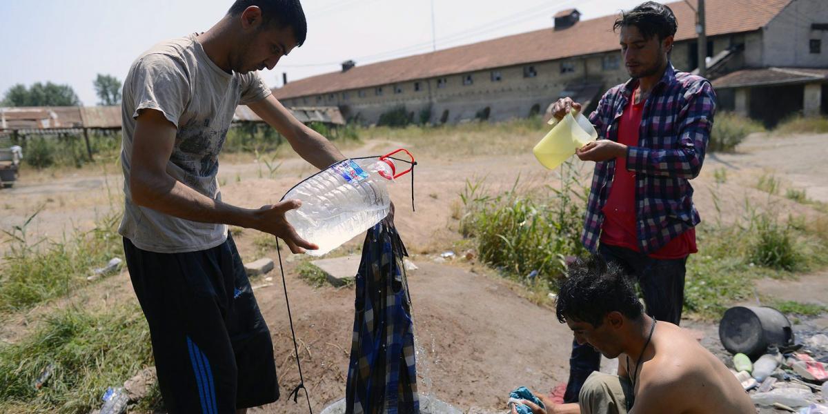 Afgán menekültek a szabadkai szeméttelep melletti régi, elhagyott téglagyárban FOTÓ: MTI/MOLNÁR EDVÁRD