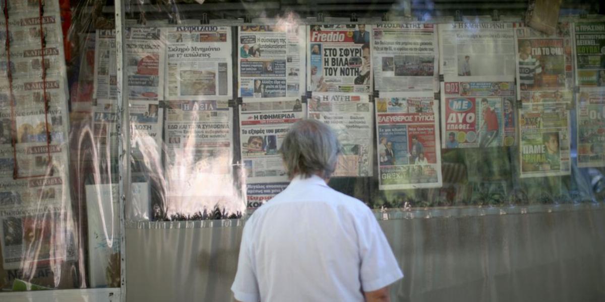 A címlapokat böngészve próbál tájékozódni egy férfi az athéni újságoskioszk előtt FOTÓ: EUROPRESS/GETTY IMAGES/CHRISTOPHER FURLO