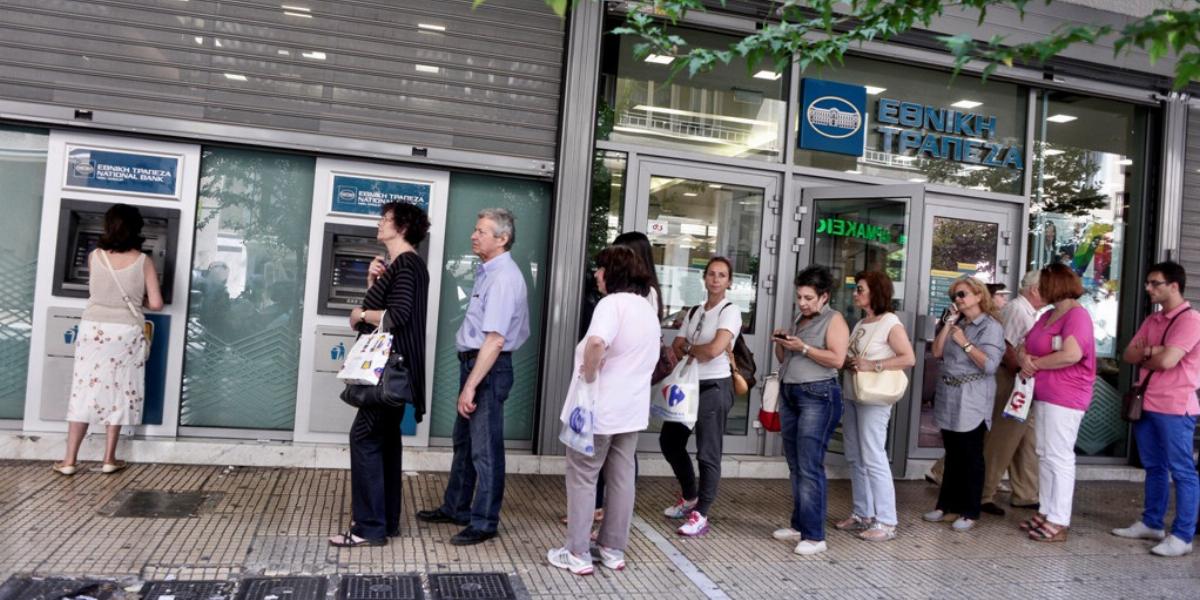 Jövő hétfőtől talán kisebb sorok lesznek a bankautomaták előtt FOTÓ: EUROPRESS/GETTY IMAGES/MILOS BICANSKI